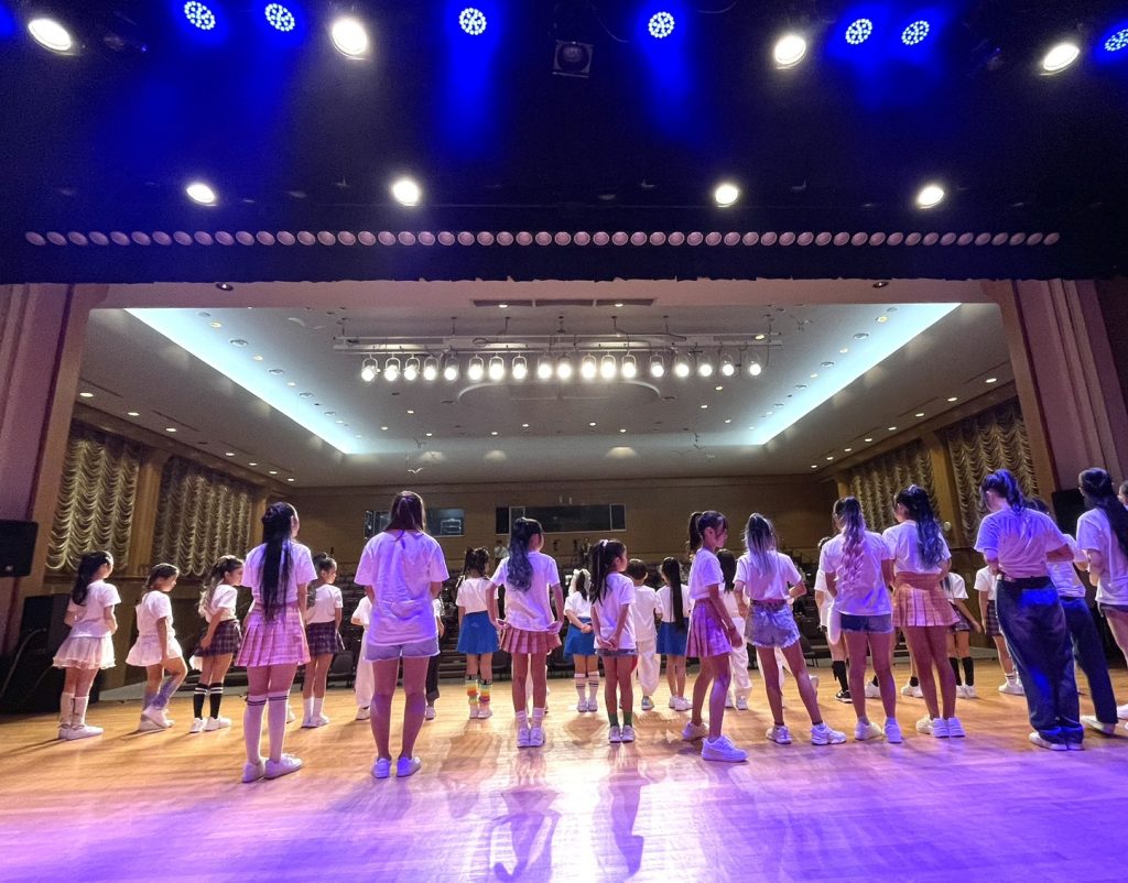 スタジオアーヴィス新ホームページ　トップ画面画像　ダンスショーケース2024舞台リハーサル